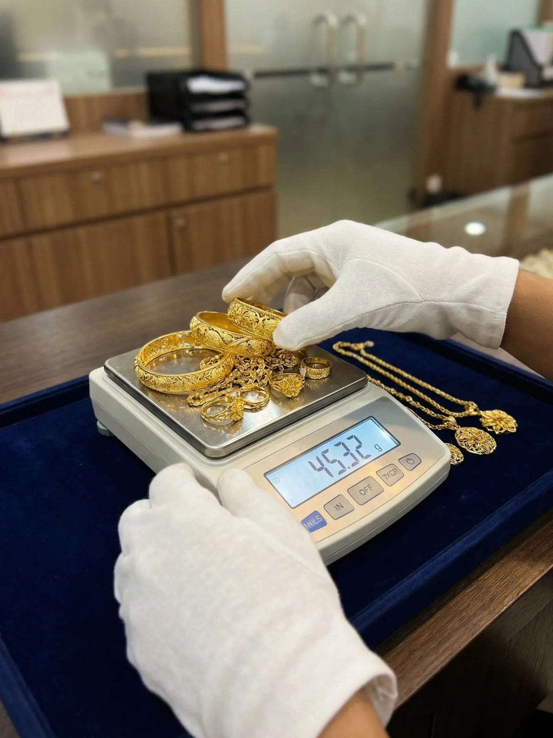 Gambar dekat emas perhiasan di Easy Gold Trading